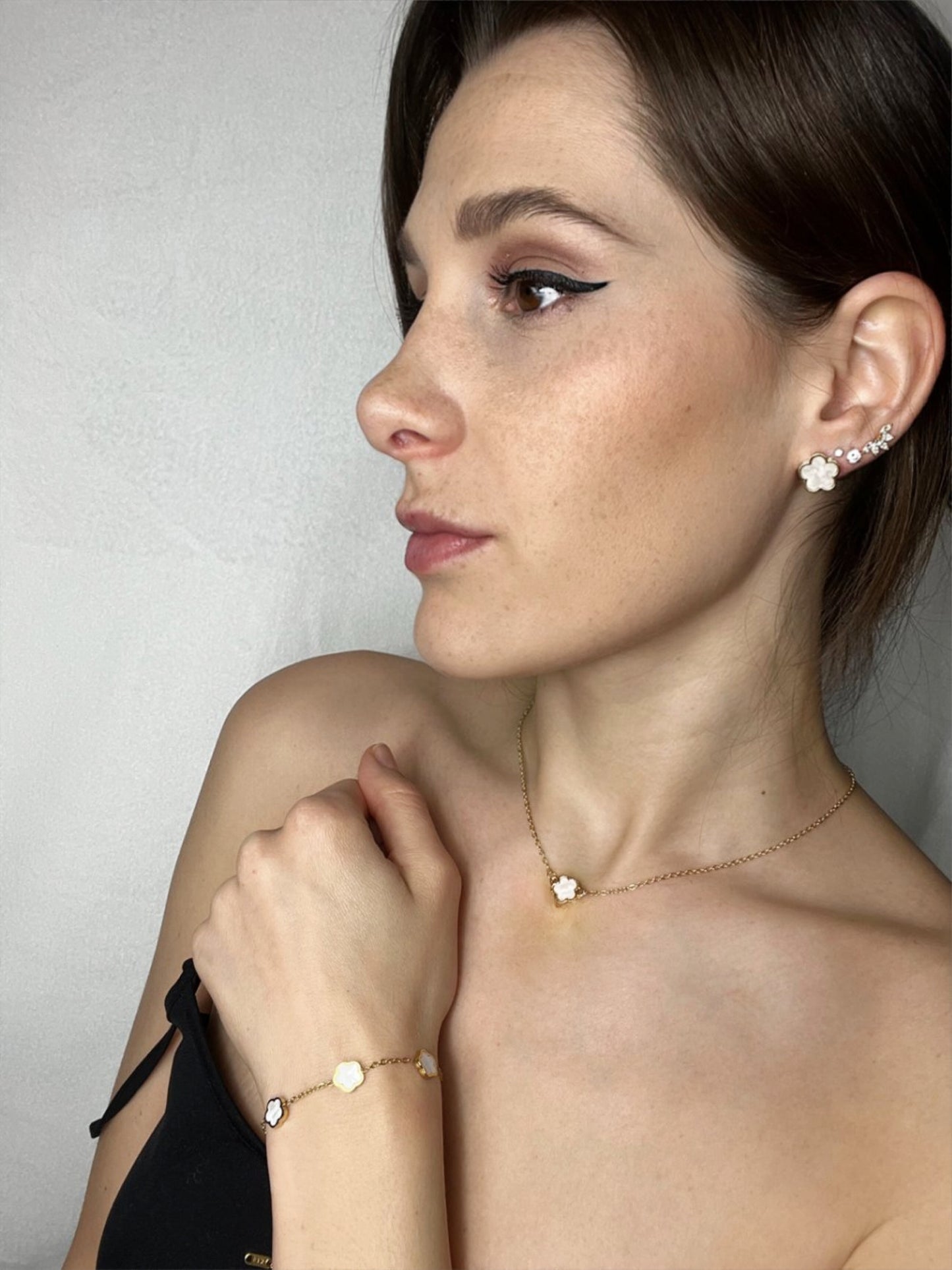 Bracelet fleurs blanche perlée en acier inoxydable