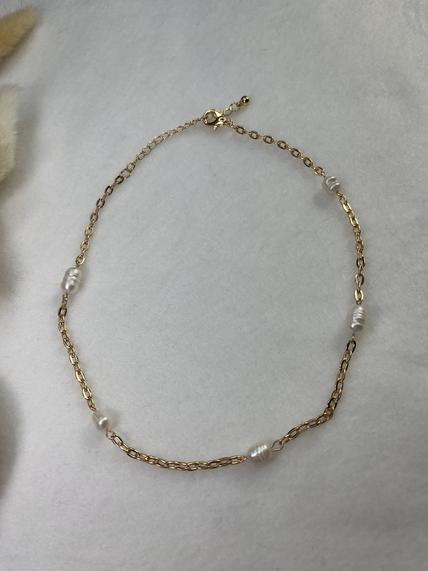 Collier en chaine avec perles