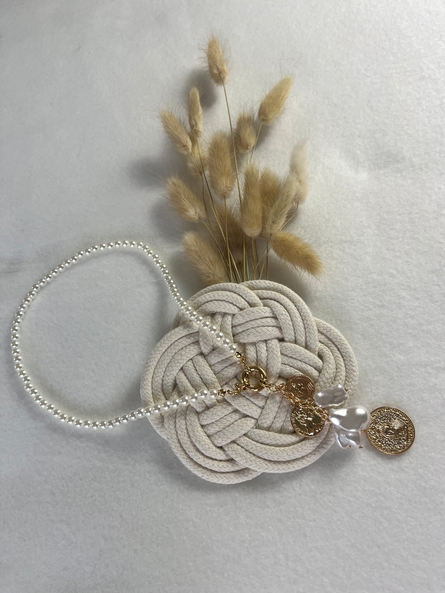 Collier en perle avec breloques perles et pièces