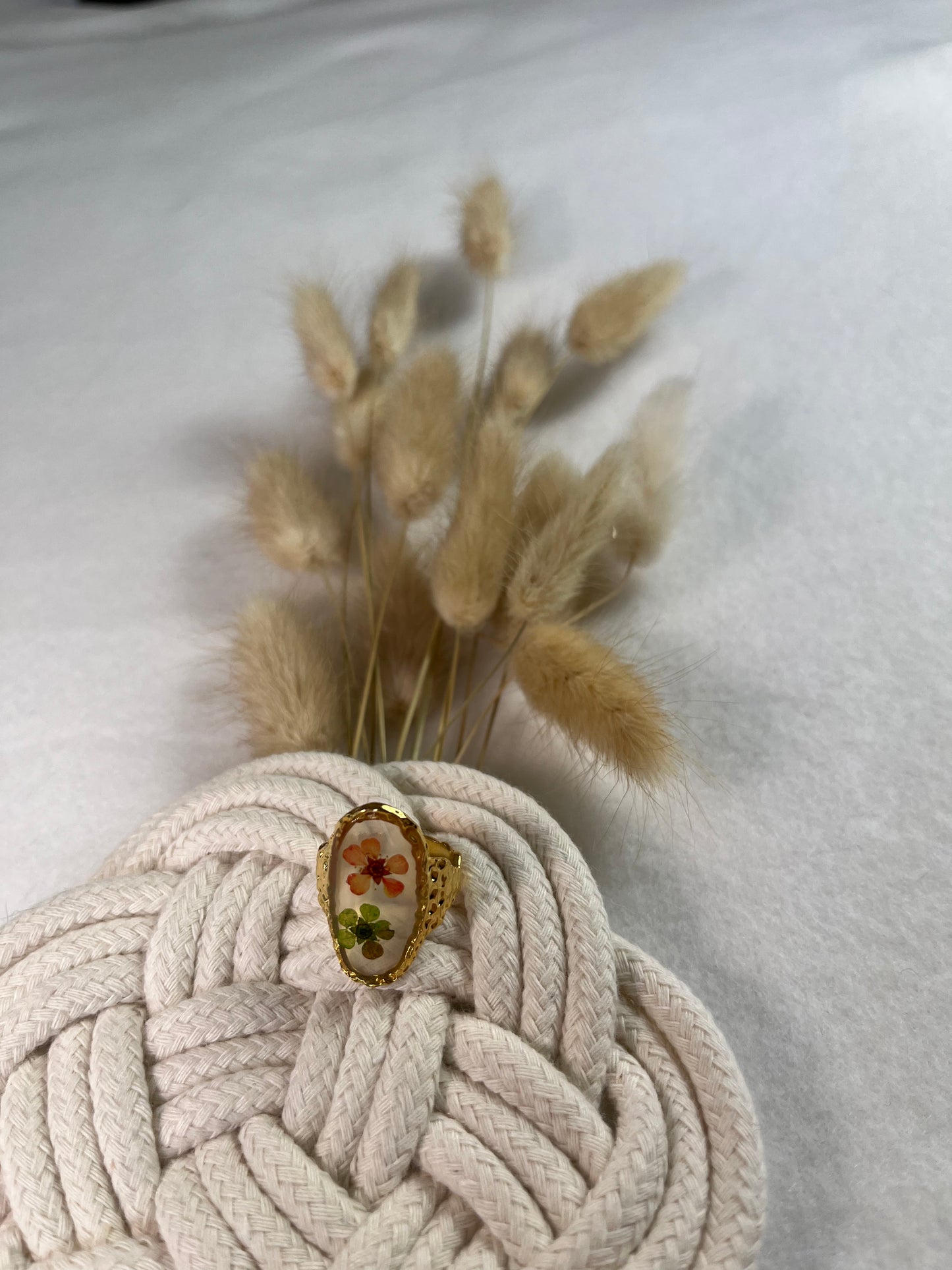 Bague avec deux fleurs séchées en acier inoxydable